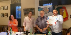 Ian Gibson mesa presidencial