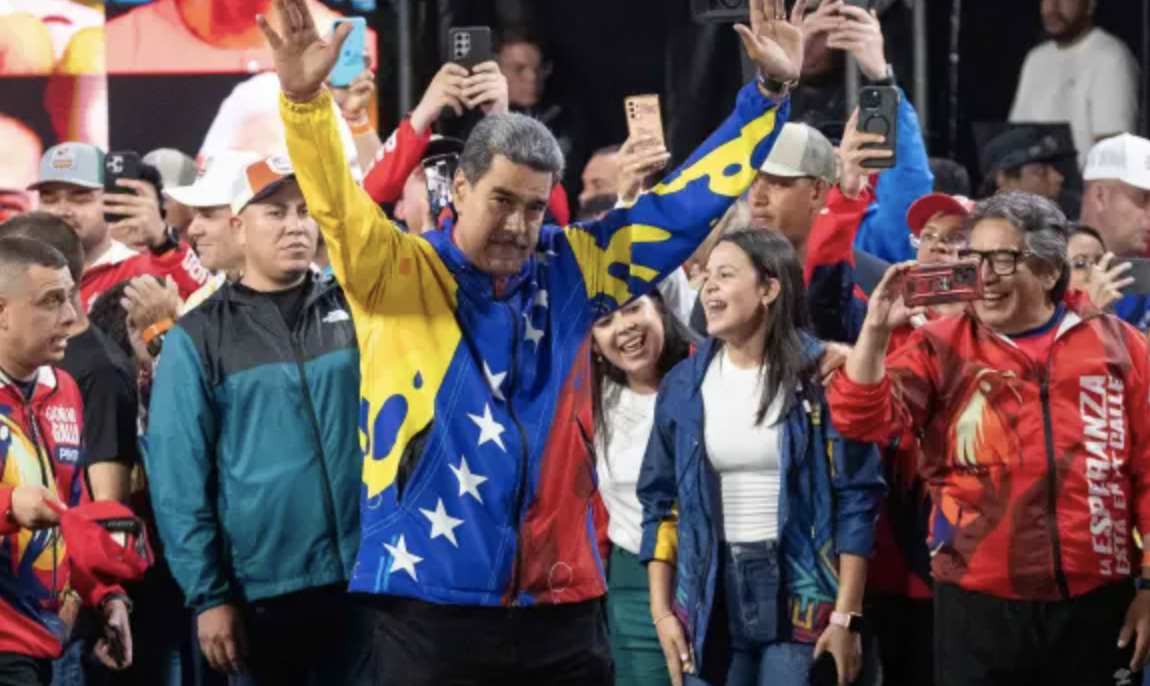 Maduro saludando
